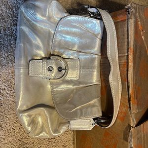 Cream colored medium sized bag with lavender interior. Sleek design; super cute